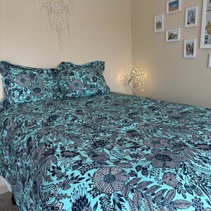 Vera Bradley Full/Queen Comforter and Pillow Shams